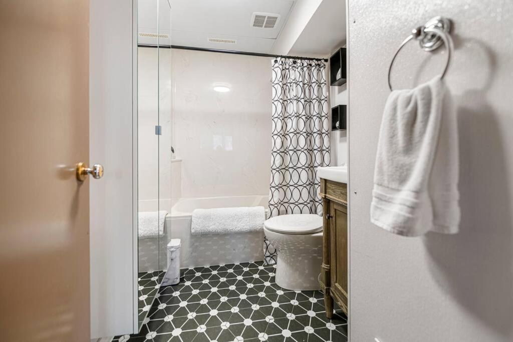 Yeg Chic Luxury Accommodation เอดมันตัน ภายนอก รูปภาพ