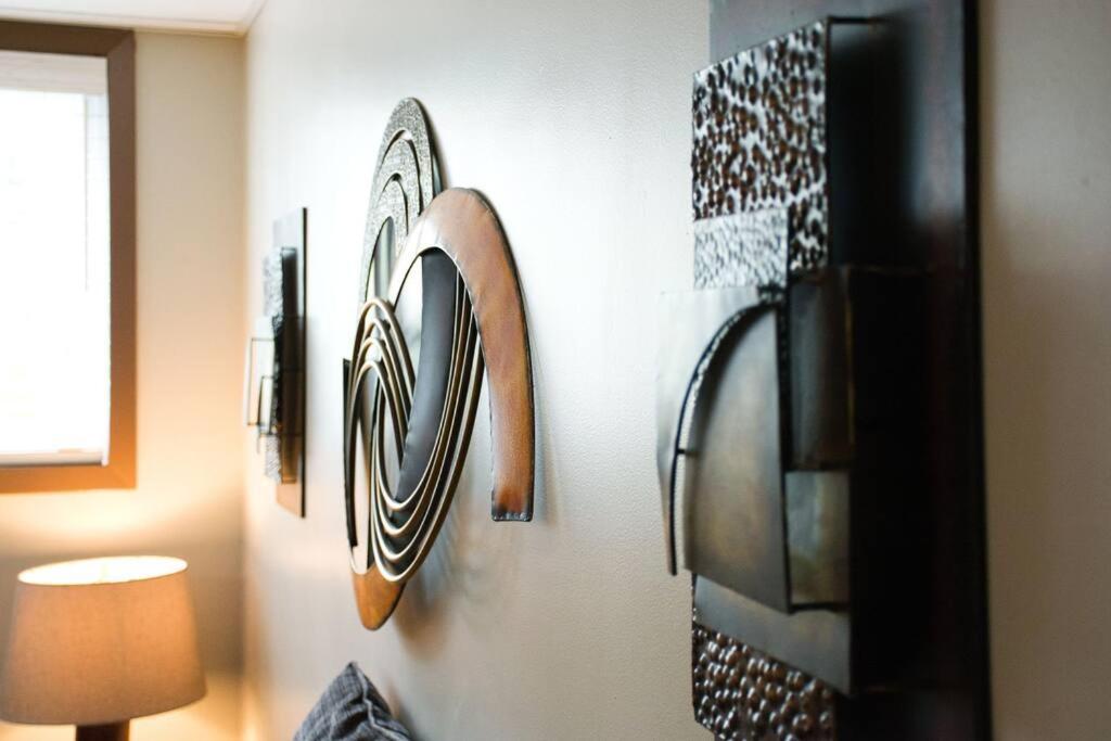 Yeg Chic Luxury Accommodation เอดมันตัน ภายนอก รูปภาพ